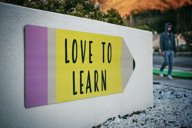 Education quotes - sign that reads 'love to learn'.